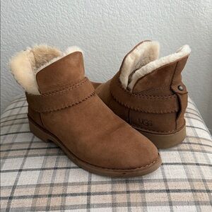 UGG McKay Chestnut Tan Shearling Lined Boots - size 10